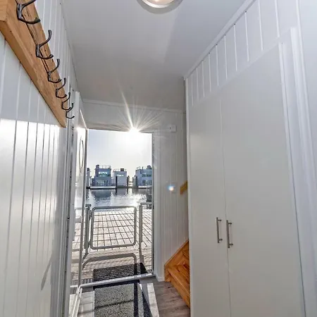 Schwimmendes Haus Jule Holiday home Olpenitz